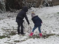 sj19 012310240 k  Deux enfants jouent à faire un bonhomme de neige.