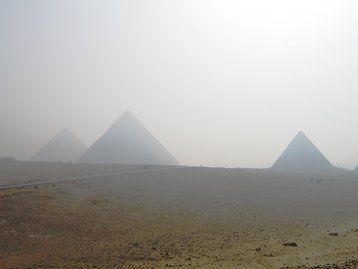 Pyramides dans le brume