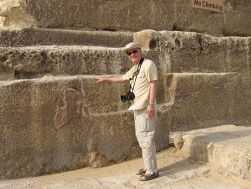 John devant la pyramide de Chephren