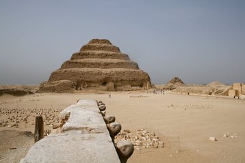 Pyramide à dégrés et mur des cobras