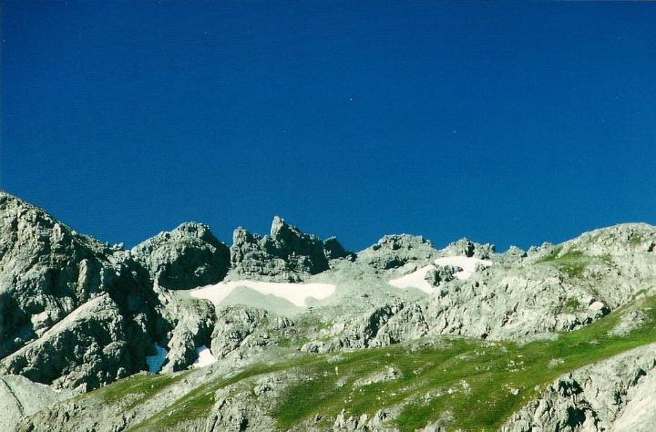 br95_gemslueke_03.jpg - Gemslücke, just to the right of middle, to the left of the rounded crag.