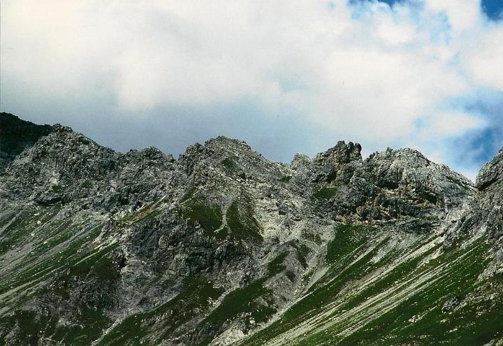 br95_gemslueke_13.jpg - The Gemslücke viewed from the Swiss side. Itùs to the right of center and right of the rounded crag.