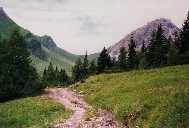br99_amatschon_01.jpg - The Palüdweg, looking toward the Amatschonjoch (Amatschon Pass).