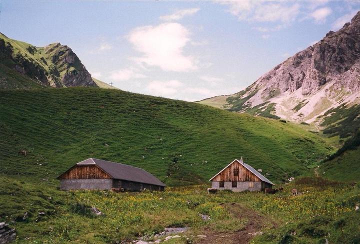 br99_amatschon_025.jpg - An alpen farm on the Palüdweg