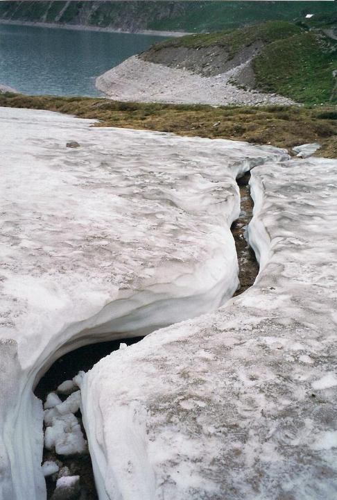 br99_luenersee_02_a.jpg - Snow being eroded by water from the mountains.