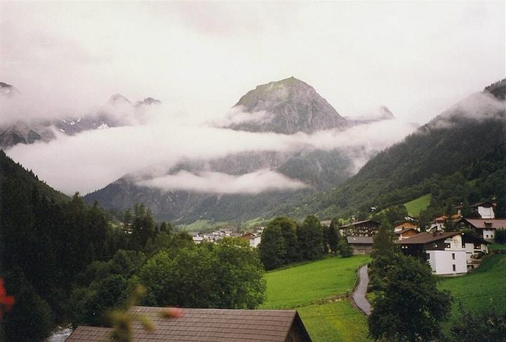 br99_wolken_1_b.jpg - Clouds in the valley as we take our leave...