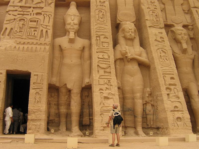 eg07_050112160_s.jpg - Tourist admiring the temple of Nefertari