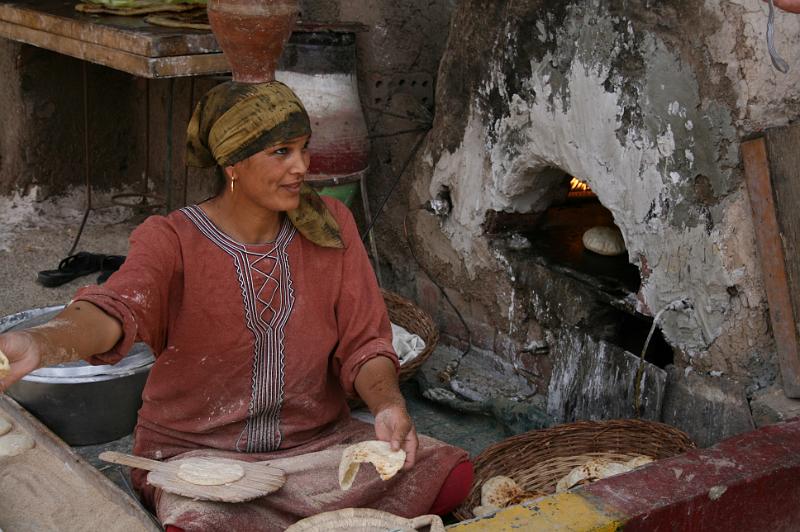 eg07_042712470_j.jpg - Baking traditional Egyptian bread