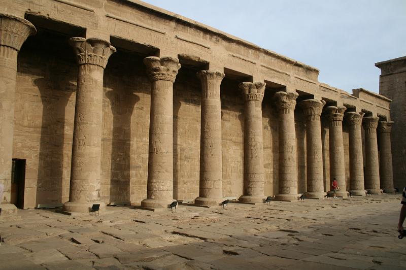 eg07_043007580_j.jpg - Lovely pillars inside the Temple of Edfu