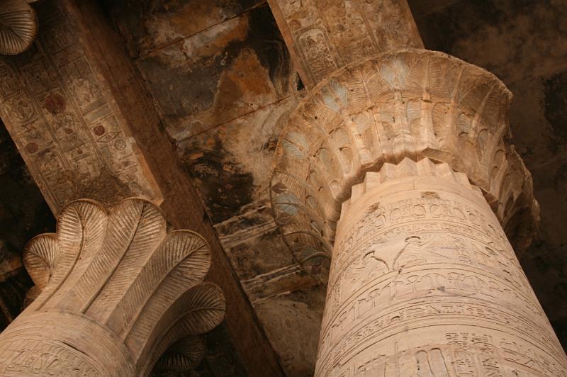 eg07_043008380_j.jpg - Pillars in the Temple of Edfu