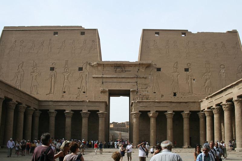 eg07_043009140_j_b.jpg - Court of the Temple of Edfu, looking toward the entrance