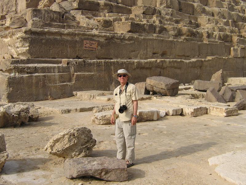 eg07_042709010_s.jpg - John at the pyramid of Chephren (Khafre)