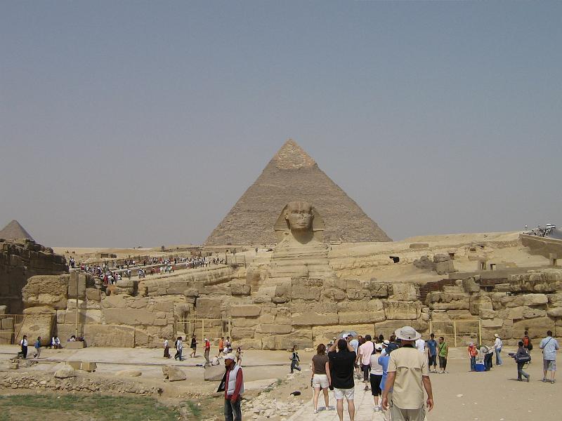 eg07_042710430_s.jpg - Sphinx and pyramid of Khafre