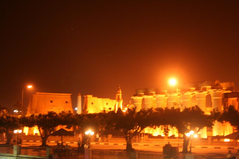 eg07_042821391_j.jpg - Luxor by night