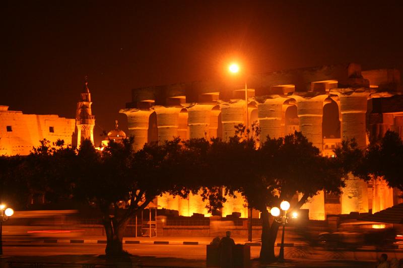 eg07_042821412_j.jpg - Luxor by night