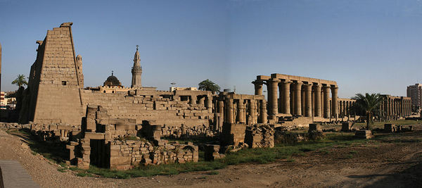 eg07_050418110_111_ja_comp_pan_m.jpg - The pylons of the Temple of Luxor