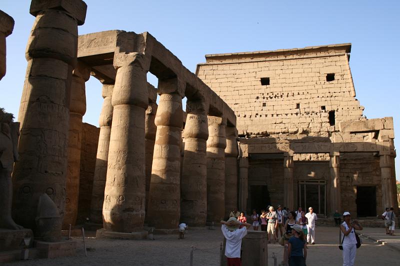 eg07_050418250_j.jpg - Great court of Rameses II