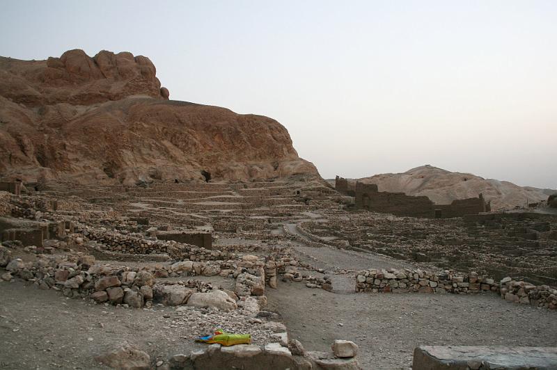 eg07_050406170_j_a.jpg - Landscape of Deir al-Medina, the darker ptolemaic temple in back on the right