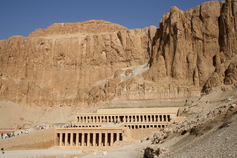 eg07_050408260_j_a.jpg - Temple of Hatshepsut against the cliffs