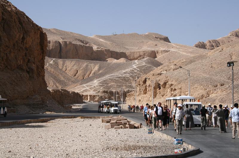 eg07_050409180_j.jpg - Entrance to the Valley of the Kings
