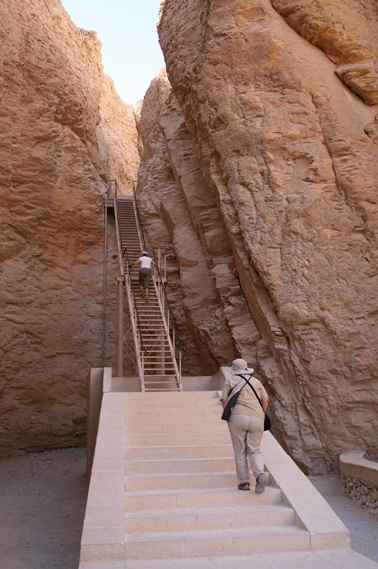 eg07_050409370_j_r.jpg - Staircase to the tomb of Thutmosis III