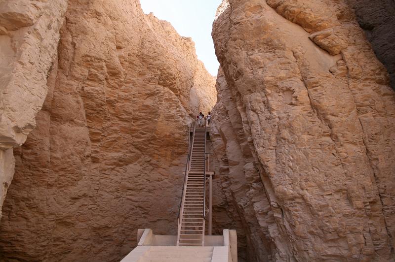 eg07_050409540_j.jpg - Staircase to the tomb of Thutmosis III