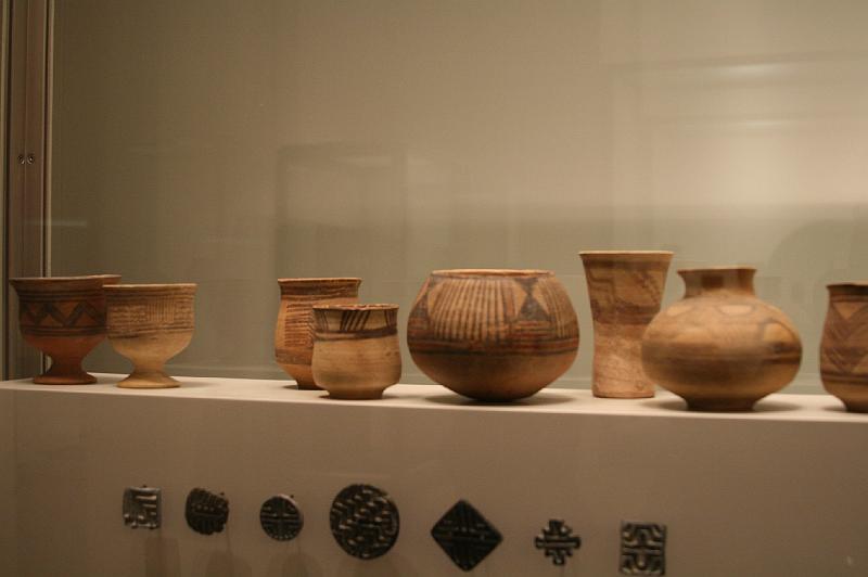 mg07_100112102_j.jpg - Vases from Indus Valley civilisation