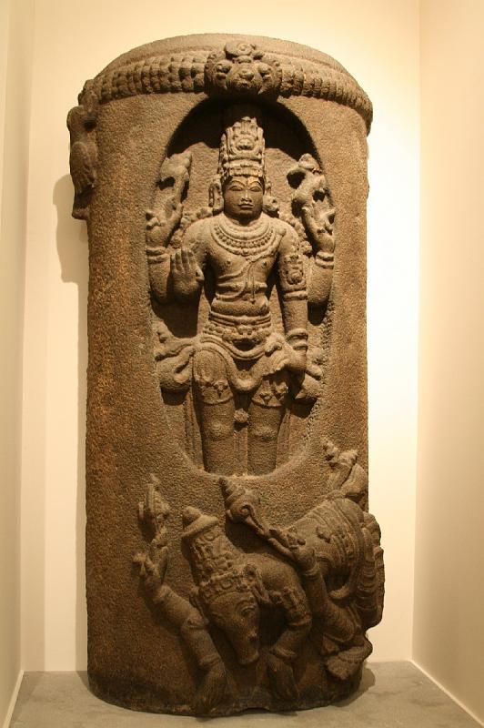 mg07_100112181_j_r.jpg - Shiva Lingodbhavamurti, Shiva apperaing in the falming linga, Tamil Nadu, Chola period, 12th-13th century, basalt
