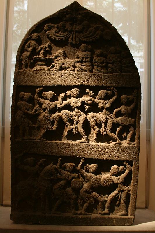 mg07_100112231_j_r.jpg - Commemorative stele, Karnataka, Vijayanagar period, 14th-15th century, basalt