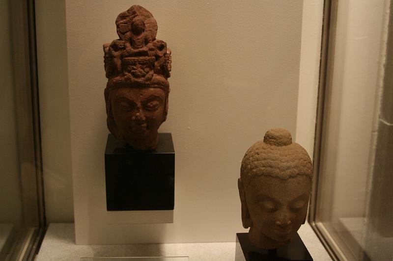 mg07_100112332_j.jpg - Heads of boddhisattva and Buddha, Uttar Pradesh, Mathura/Sarnath, 5th century, sandstone