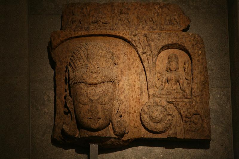 mg07_100112440_j.jpg - The boddhisattva Khasaparna-Lokeshvara, Orissa, 8th-9th century, gneiss