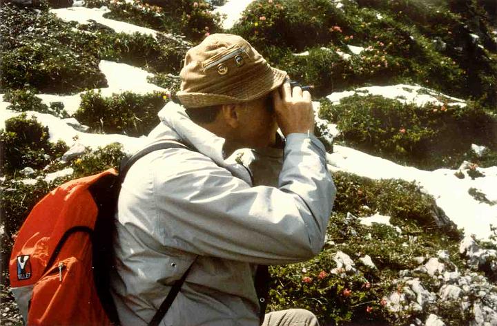 BR89_bettler_jon_a.jpg - John looking through his new binoculars (birthday present in 1989) at the Gemsen (mountain goats) on the other side of the upper part of Lorenzital.