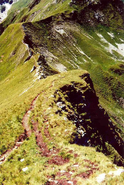 br93_golmer_09_a.jpg - The pass before the final climb where I was waiting for John in 1993. The path up is VERY narrow, with sheer drop-off on each side.