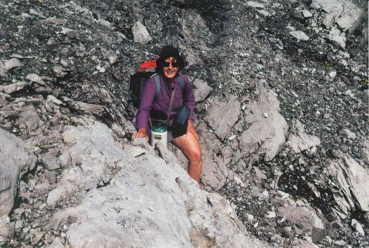 br94_gemsluke_06b_a.jpg - Siv is ready to climb the rocks very close to Gemslücke - in 1994.