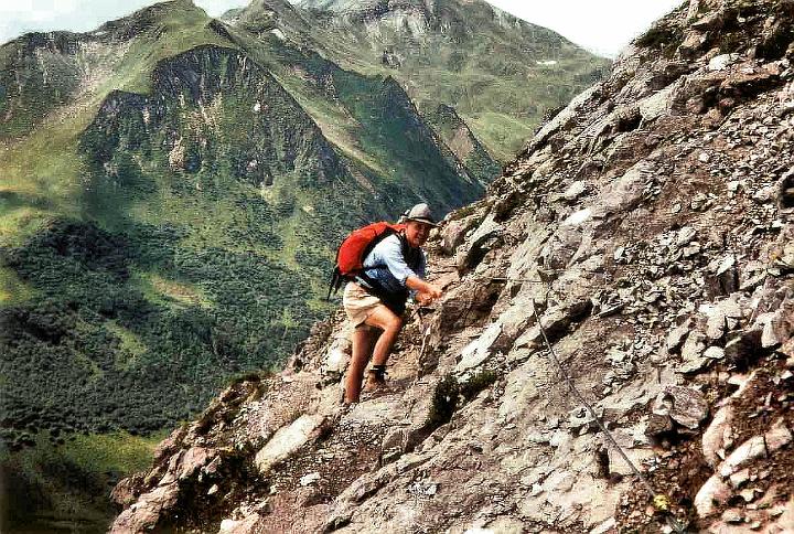 br94_gemsluke_07_d.jpg - John is on his way down the steep mountain side into the Swiss valley - in 1994.