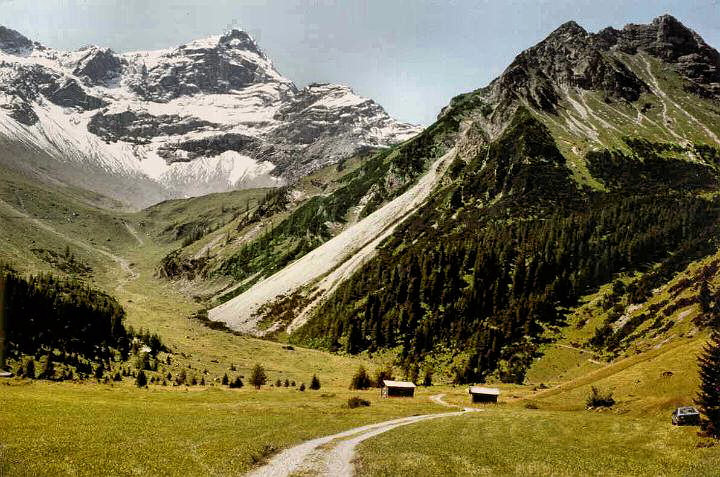 br81_zalimtal_b.jpg - Far down in the Zalimtal, that leads to Oberzalimhütte at 1889 m. Photo taken in 1981. From there some young and strong people go on directly to Mannheimerhütte in one day via Leibersteig, a pretty hairy 'path' that clings to the northern side of the mountain range north of Panülerkopf and the Brandner glacier. We preferred the southern route via Südwandsteig, when we went to Mannheimerhütte a few years later, since you can get up to 2000 m with the cable car. Panülerkopf (2858 m) in the background.
