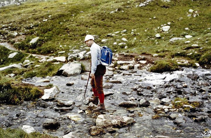 br81_saarbrknr_04_b.jpg - The beginning of the long walk to Saarbrückenerhütte. John is carefully picking his way to get across the tiny stream. All these pictures are from 1981, our first walk over this rocky path.
