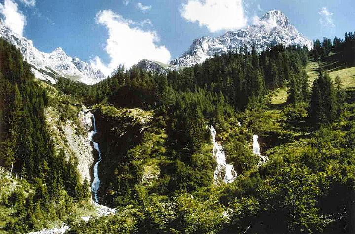 br87_sarotla_a.jpg - The three waterfalls that we always admire when we get halfway up to Sarotlahütte, on the level of the fields with oodles of Eisenhut.. Mighty Zimba in the background.