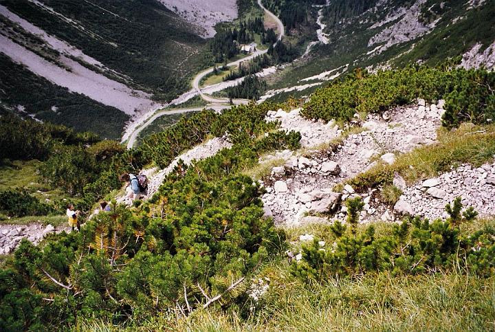 br99_saulajoch_19.jpg - The end of the Saulajochsteig. Now comes the tiring climb back up to Douglashütte. The valley far below is visible in the background