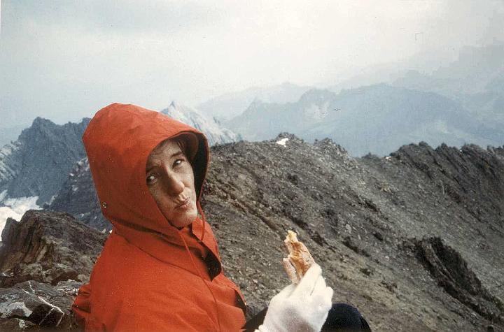 br86_schesaplana3_aaa.jpg - Siv is having her lunch on the cloudy peak. But the mood was fine, in spite of the bad weather.