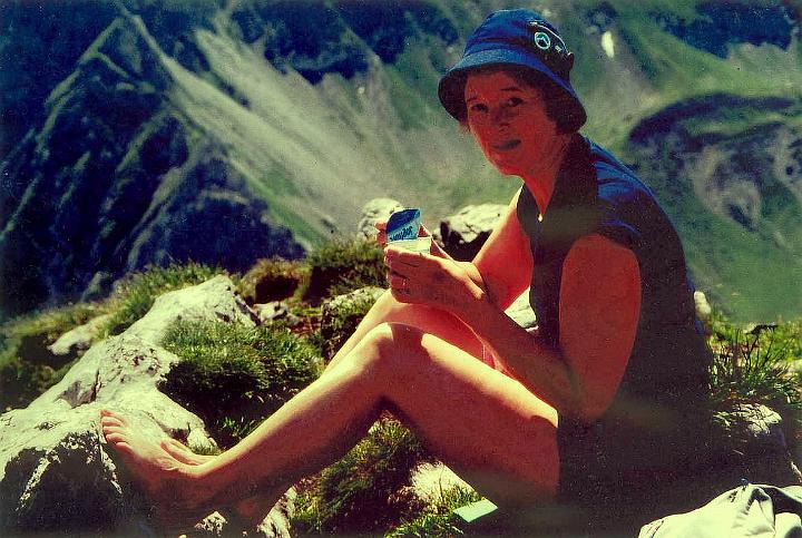 br93_sudschafgfl_7_bb.jpg - Siv having lunch and sunning at the top, way back in 1993