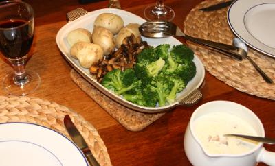 Potatoes, broccoli and mushrooms in gorgonzola-mushroom sauce