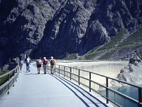 Setting out across the dam, towards the Lünerkrinne and other walks, such as to the Sud-Schafgafall or the Saulajoch.  sj91 46b002