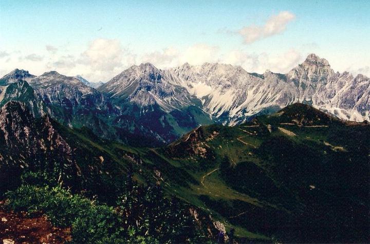 br93_golmer_07x_a.jpg - View from the Geissspitze owards Saulakopf and Zimba.