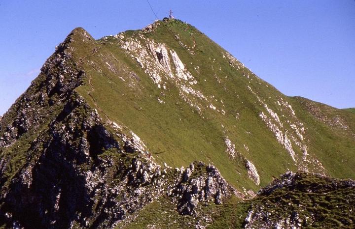 br93_golmer_08y_asb.jpg - The path to the Geissspitze follows the edge of that narrow ridge.