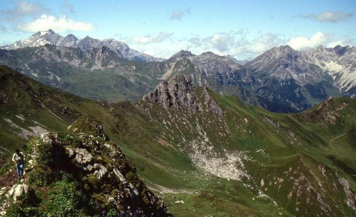 br93_golmer_09y_asb.jpg - The view south-west from Geissspitze. Left to right on the horizon, Scesaplana, Sud- and Nord-schafgafall, Sauljoch and Saulakopf. The rock in the middle is the Wilder Mann.