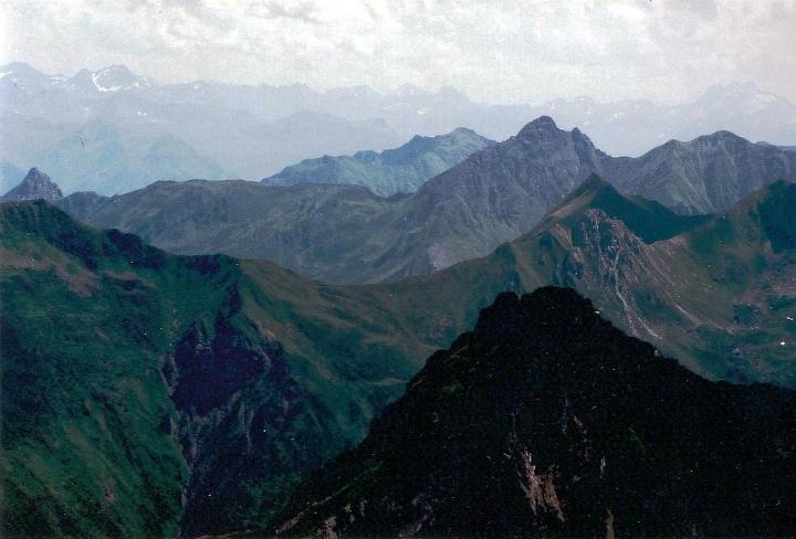 br93_sudschafgfl_07_f.jpg - Layers of mountains.