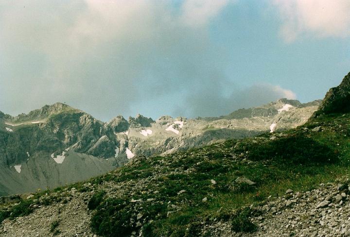 br00_gemsluke_01x.jpg - The Gemslücke (2380m) is a narrow opening in the mountain wall between Austria and Switzerland. It is about 1/3 from the left in this picture.