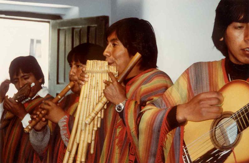 AR90_13_huma_music_a.jpg - Restaurant musicians, Humahuaca