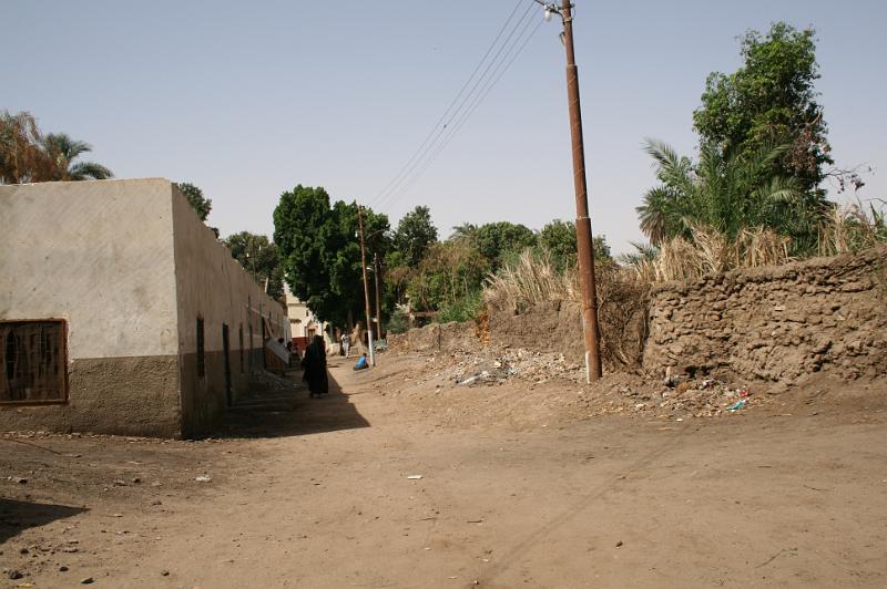 eg07_050210130_j.jpg - Street in the Nubian village
